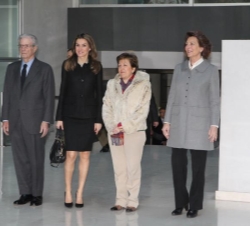 Doña Letizia junto al presidente de Garrigues, Antonio Garrigues; la secretaria general de Sanidad y Consumo, Pilar Farjas y la presidenta de la Asoci